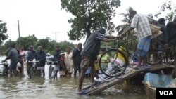 Warga etnis Tamil di distrik Batticaloa berusaha mengungsi dan membawa barang seadanya, Kamis 13 Januari 2011.