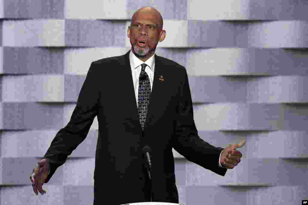 Mantan bintang NBA Kareem Abdul-Jabaar&nbsp;berbicara pada hari terakhir Konvensi Nasional Partai Demokrat di Philadelphia, Kamis (28/7). (AP/J. Scott Applewhite)