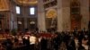 Los fieles hacen fila para ingresar a la Basílica de San Pedro para rendir homenaje al papa emérito Benedicto XVI en el Vaticano, el 2 de enero de 2023. 
