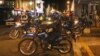 ARCHIVO - Policías patrullan en motocicletas una zona de bares y centros nocturnos en San José, Costa Rica, el 27 de enero de 2023. 