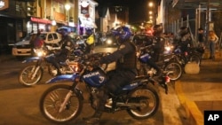 ARCHIVO - Policías patrullan en motocicletas una zona de bares y centros nocturnos en San José, Costa Rica, el 27 de enero de 2023. 