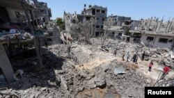 Maisons détruites à la suite des frappes aériennes et d'artillerie israéliennes alors que la violence transfrontalière entre l'armée israélienne et les militants palestiniens se poursuit, dans le nord de la bande de Gaza, le 14 mai 2021.