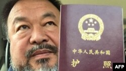 Artis pembangkang China Ai Weiwei menunjukkan paspor miliknya di Beijing hari Rabu (22/7).