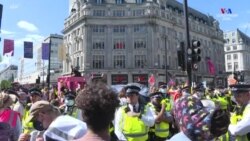 Extinction Rebellion բնապահպանական խմբի կողմնակիցները հավաքվում են Լոնդոնի Օքսֆորդի կրկեսի դիմաց