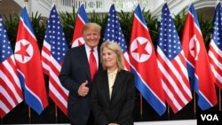 Presiden AS, Donald Trump, diwawancarai oleh Kontributor VOA, Greta Van Susteren, sesaat setelah pertemuan puncak antara Trump dan Pemimpin Korut Kim Jong Un berakhir, 12 Juni 2018 di Singapura (foto: dok.)