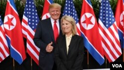 Presiden AS Donald Trump diwawancarai oleh kontributor VOA Greta Van Susteren usai KTT dengan pemimpin Korut Kim Jong Un di Singapura, Selasa (12/6).