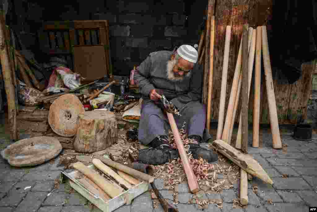Falastinlik 70 yoshli duradgor usta. G'azo Sektori.