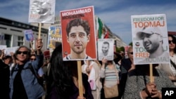ایران میں گلوکار توماج صالحی کو سزائے موت سنائے جانے کے خلاف دنیا میں مختلف مقامات پر مظاہرے ہوئے۔ جرمنی کے شہر برلن میں ہونے والے مظاہرے میں مظاہرین صالحی کے پوسٹر اٹھائے ہوئے ہیں۔ 28 اپریل 2024