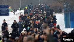 Люди идут по направлению к Борисовскому кладбищу во время похорон российского оппозиционного политика Алексея Навального в Москве, Россия, 1 марта 2024 года
