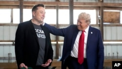 ARCHIVO – El CEO de Tesla y SpaceX, Elon Musk, izquierda, y el entonces candidato presidencial republicano y expresidente, Donald Trump, asisten a un evento de campaña en el Butler Farm Show, el 5 de octubre de 2024, en Butler, Pensilvania.