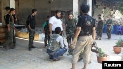 Para pemberontak dari Lasykar Pembebasan Suriah di pinggiran Aleppo (foto: dok). Posisi pemberontak terus terdesak setelah serangan gencar dari pasukan Suriah.