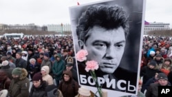 ARHIVA - Skup u Sankt Peterburgu u znak sjećanja na Borisa Nemcova (Foto: AP Photo/Dmitri Lovetsky)