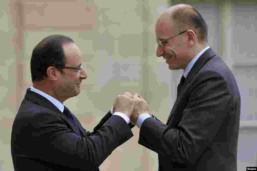 Presiden Perancis Francois Hollande (kiri) menyambut kedatangan PM Italia Enrico Letta di istana Elysee, Paris, Perancis. 