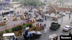 জালালাবাদে তালিবান পতাকা উড়িয়ে পিকাপ চালিয়ে যাচ্ছে তালিবান যোদ্ধারা। আগস্ট ১৫ ২০২১- রয়টার্স 