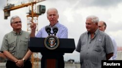 Vicepresidente Joe Biden se reunió con el presidente de Panamá Ricardo Martinelli, y juntos visitaron los avances en la ampliación del Canal de Panamá.