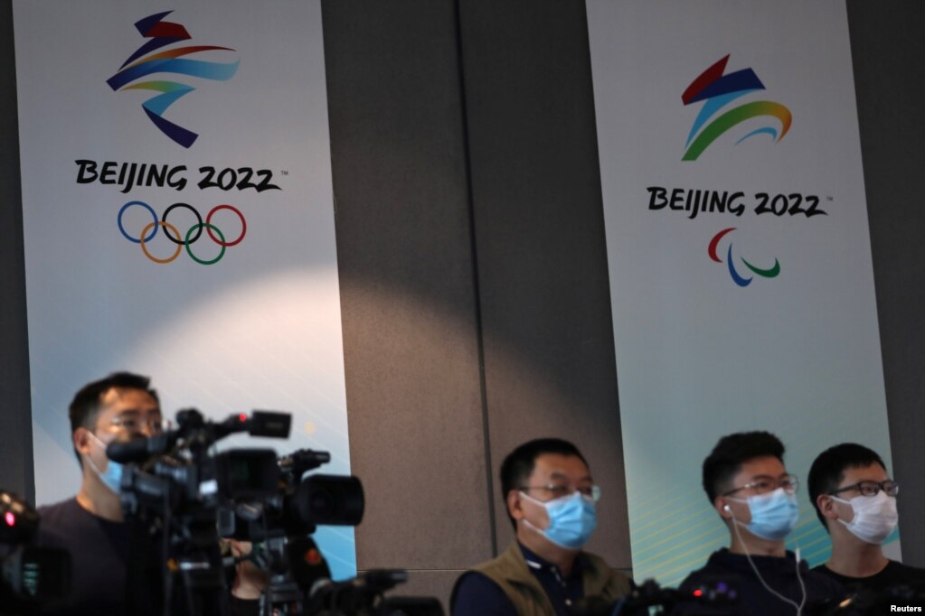 记者们在北京冬奥会组织组织委员会总部出席记者会。（2021年7月30日）(photo:VOA)