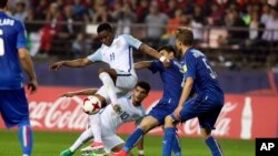 Ademola Lookman de l'Angleterre, au centre, dans un duel avec Riccardo Orsolini de l'Italie lors du match de football demi-finale lors de la Coupe du Monde U-20 de la FIFA Corée 2017 au stade Jeonju à Jeonju, Corée du Sud, 8 juin 2017. 
