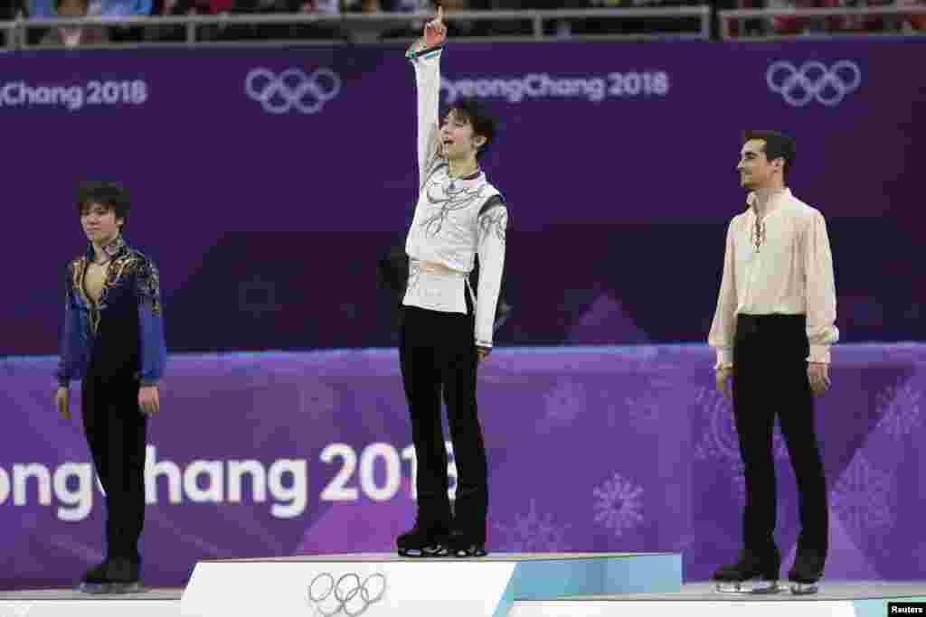 2018年平昌冬奥会花样滑冰男子单人滑自由滑比赛2月17日在江陵冰上运动场举行后，冠军日本选手羽生结弦（中）、亚军日本选手宇野昌磨（左）、季军西班牙选手费尔南德斯合影。