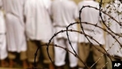 Detenidos participan en una oración musulmana matutina en la prisión militar de Guantánamo, en el 2009.