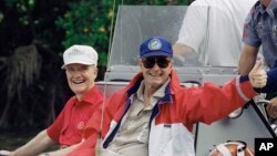 资料照片:老布什总统与国家安全顾问斯考克罗夫特在佛罗里达州博卡格兰德渡假期间从夏洛特港钓鱼归来。 (1992年11月12日) 