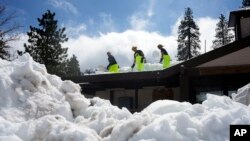 Čišćenje velikih naslaga snijega u Krestlajnu, u Kaliforniji (Foto: AP Photo/Marcio Jose Sanchez)
