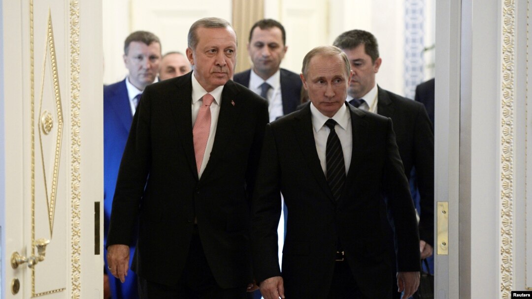 Presiden Rusia Vladimir Putin (kanan) menyambut tamunya, Presiden Turki Recep Tayyip Erdogan sebelum pertemuan di St. Petersburg, Rusia, Selasa (10/8). 