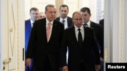 Presiden Rusia Vladimir Putin (kanan) menyambut tamunya, Presiden Turki Recep Tayyip Erdogan sebelum pertemuan di St. Petersburg, Rusia, Selasa (10/8). 