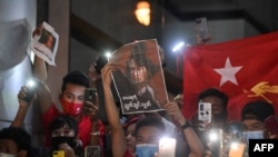 4일 태국 방콕의 미얀마대사관 앞에서 아웅산 수치 국가고문의 석방을 요구하는 시위가 열렸다.