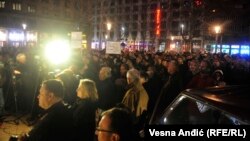 Protest profesora za novi RTS, na Trgu Nikole Pašića, pre polaska u protesnu šetnju ka sedištu Radio-televizije Srbije, u Beogradu, 29. februara 2020. (Foto: Vesna Anđić, RSE)