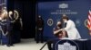 El presidente Joe Biden y la vicepresidenta Kamala Harris observan a un ciudadano vacunarse durante un acto en la Casa Blanca, el 25 de febrero de 2021.
