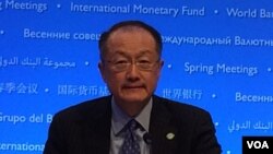 El presidente del Banco Mundial, Jim Yong Kim, dice que se necesita "un modelo de crecimiento económico que saque de la pobreza a los más pobres en lugar de enriquecer solo a los más ricos".