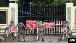 Zatvorsko obezbjeđenje priprema se za oslobađanje zatvorenika, u Jangonu, 17. novembra 2022.