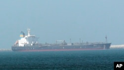 Foto tak bertanggal ini disediakan oleh Nabeel Hashmi menunjukkan kapal tanker minyak berbendera Liberia yang dioperasikan oleh Eastern Pacific Shipping yang berbasis di Singapura, Pacific Zircon, di pelabuhan Jebel Ali, Dubai, Uni Emirat Arab, 16 Agustus 2015. (AP/Nabeel Hashmi)