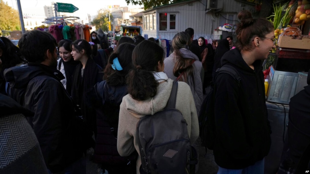Sejumlah perempuan Iran berjalan-jalan di pusat Kota Teheran tanpa mengenakan hijab, 14 November 2022. (Foto: Vahid Salemi/AP Photo)
