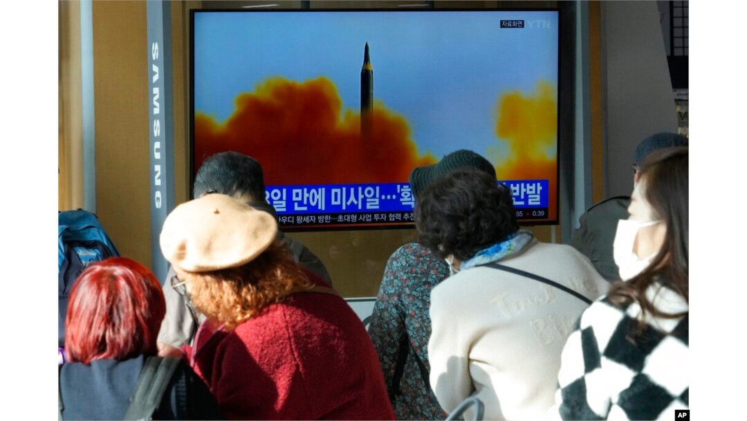 Peluncuran rudal Korea Utara tampak di layar televisi di Stasiun Kereta Api Seoul di Seoul, Korea Selatan, 17 November 2022. (Foto: AP/Ahn Young-joon)