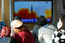 Peluncuran rudal Korea Utara tampak di layar televisi di Stasiun Kereta Api Seoul di Seoul, Korea Selatan, 17 November 2022. (Foto: AP/Ahn Young-joon)