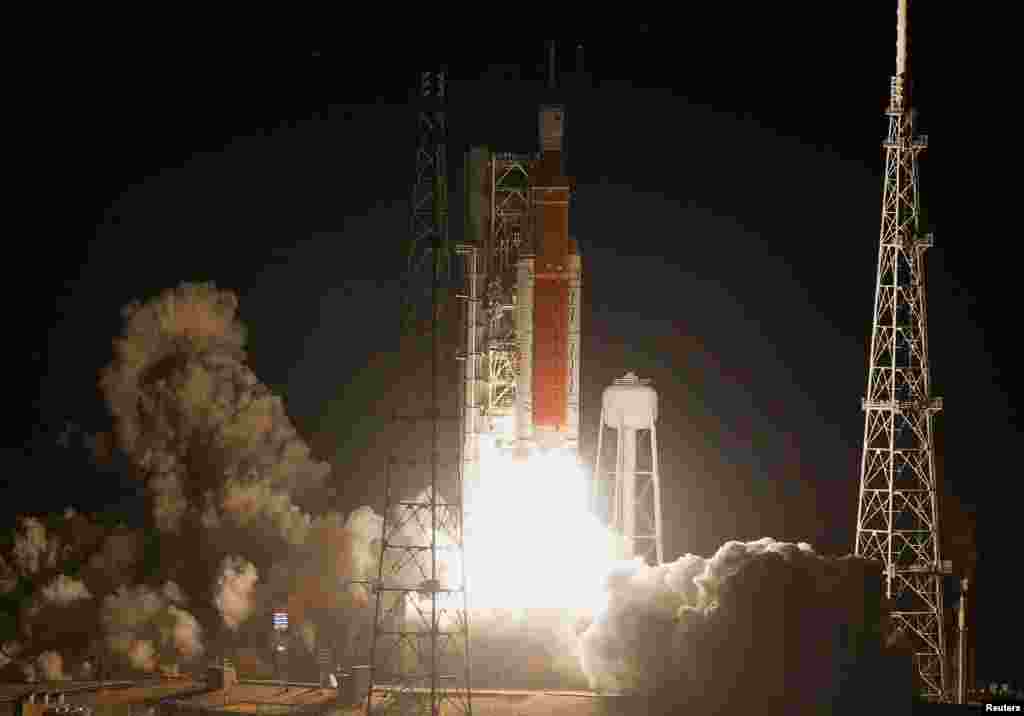 Después de cuatro aplazamientos por cuestiones de seguridad e inclemencias del tiempo, finalmente la misión Artemis&nbsp;despegó en la madrugada de este miércoles 16 de noviembre de 2022 desde el Centro Espacial Kennedy.