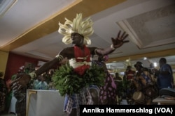 A dancer performs at at Senegal’s annual day of fonio in Kedougou, Senegal, Nov. 15, 2022. (Annika Hammerschlag/VOA)