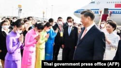 中国领导人习近平和夫人彭丽媛抵达抵达泰国曼谷素万那普国际机场出席亚太经合组织会议。（2022年11月17日）