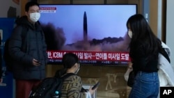 18일 한국 서울역에 설치된 TV에 북한 탄도미사일 발사 뉴스가 나오고 있다.