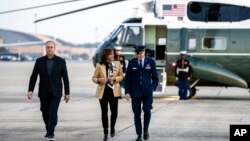 La vicepresidenta Kamala Harris y su esposo, Doug Emhoff, llegan para abordar un avión para partir de la base de la Fuerza Aérea Andrews, Maryland, el 16 de noviembre de 2022, en ruta a Tailandia para la Cumbre de Cooperación Económica de Asia y el Pacífico.