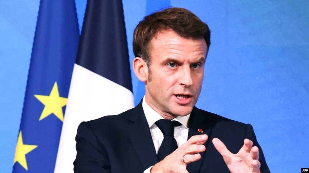 Macron: Perëndimi duhet të shqyrtojë kërkesat e Rusisë për sigurinë, nëse Moska pranon të negociojë