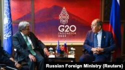 Генеральный секретарь ООН Антониу Гутерриш и глава МИД РФ Сергей Лавров на переговорах в кулуарах саммита G20 в Нуса-Дуа, Индонезия. 15 ноября 2022 года.