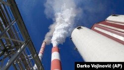 ARHIVA - Dim se diže iz dimnjaka u termoelektrani Kostolac, u istočnoj Srbiji (Foto: AP/Darko Vojinović) 