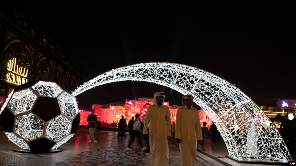 Người dân đi dọc theo Làng Văn hoá Katara ở Doha ngày 17/11/2022 trước lễ khai mạc World Cup.