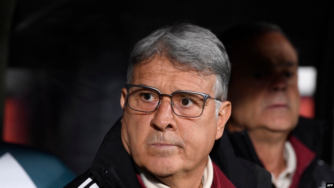 El director técnico de la selección de fútbol de México, el argentino Gerardo 'Tata' Martino, observa durante el partido amistoso de fútbol internacional entre México e Irak en el estadio Montilivi en Girona, el 9 de noviembre de 2022. [Josep LAGO / AFP]