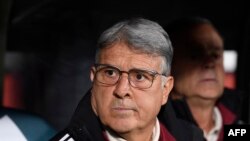 El director técnico de la selección de fútbol de México, el argentino Gerardo 'Tata' Martino, observa durante el partido amistoso de fútbol internacional entre México e Irak en el estadio Montilivi en Girona, el 9 de noviembre de 2022. [Josep LAGO / AFP]