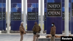 Oficiales de seguridad hacen guardia antes de una reunión de Ministros de Relaciones Exteriores de la OTAN en la sede de la Alianza en Bruselas, Bélgica, el 23 de marzo de 2021.