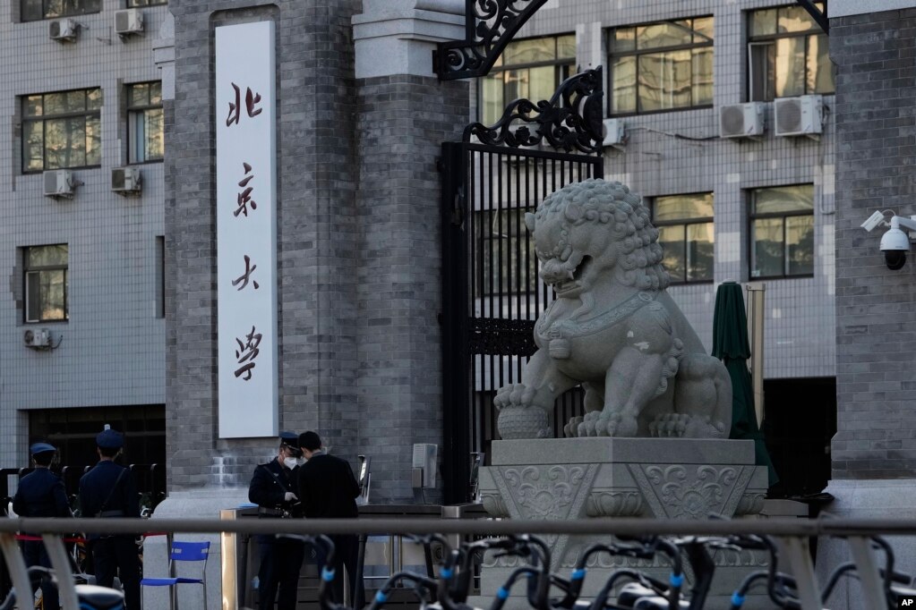 保安站在北京大学校门前值勤。（2022年11月16日）(photo:VOA)
