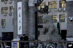 保安站在北京大学校门前值勤。（2022年11月16日）